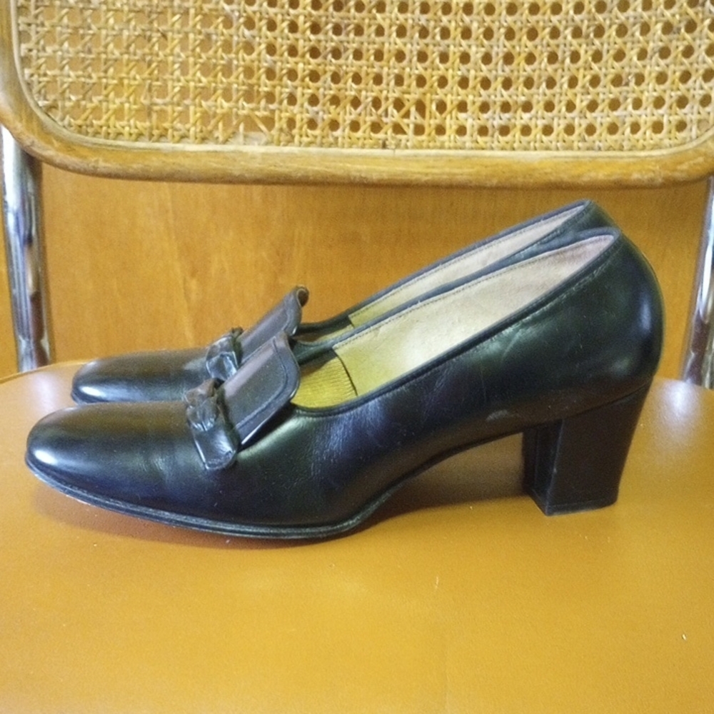 Foot Saver Neutral Vintage Black Leather Heels, Size 7.5 AA Narrow